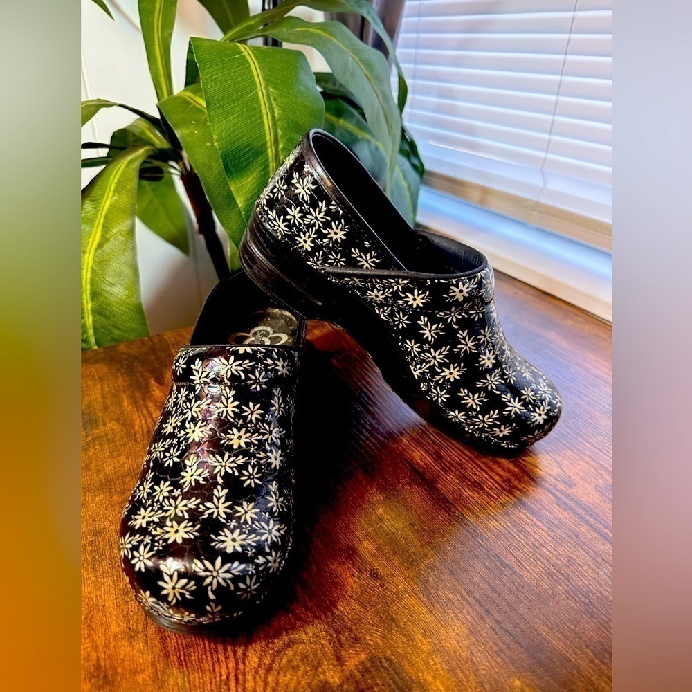 Sanita Women’s Size 38 Black and Silver Floral Clog - Picture 2 of 8